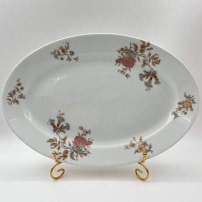 Блюдо овальной формы, декорированное изображениями цветущих васильков и роз, фарфор, деколь, Товарищество М.С. Кузнецова в Москве, Российская империя, 1890-1917 гг.