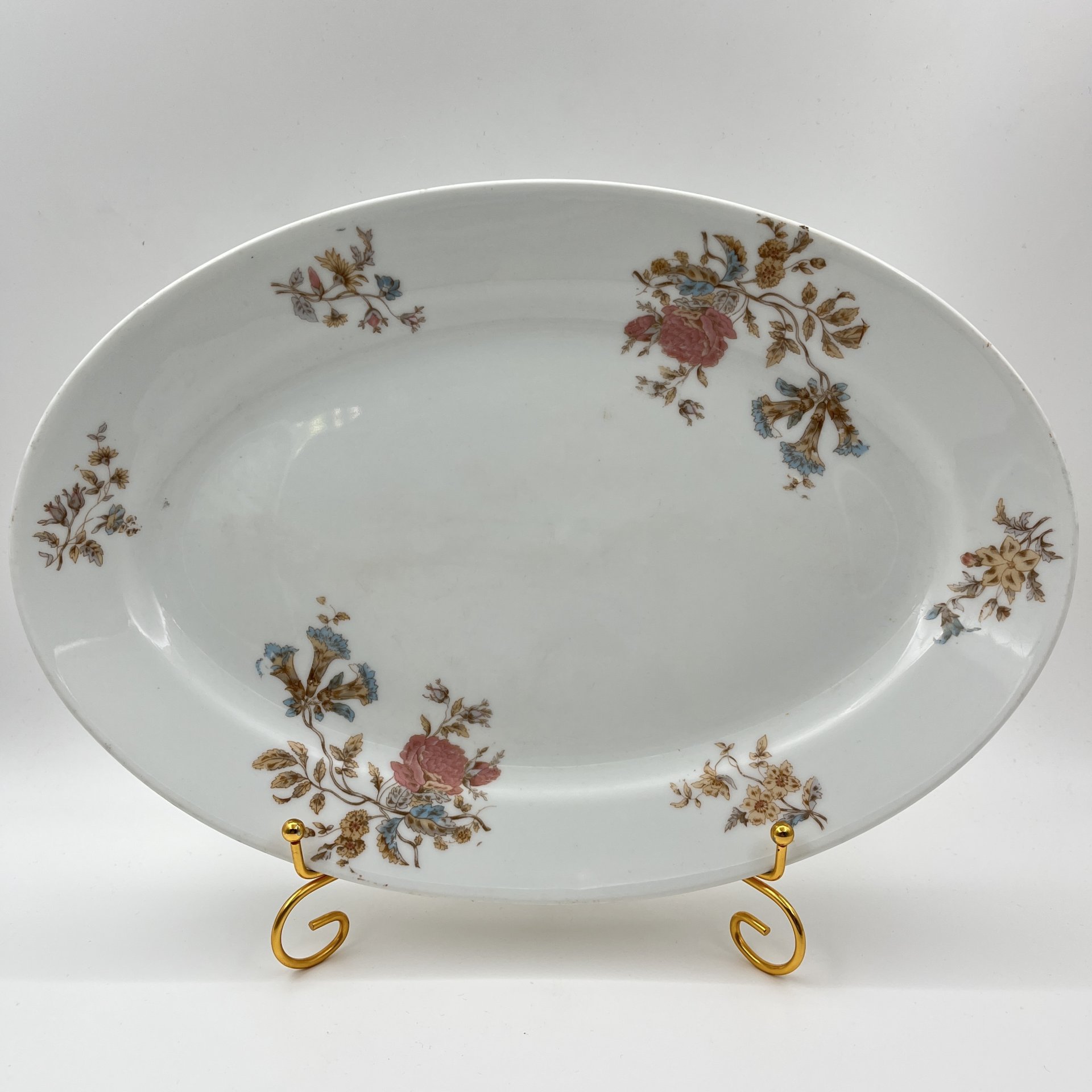 Блюдо овальной формы, декорированное изображениями цветущих васильков и роз, фарфор, деколь, Товарищество М.С. Кузнецова в Москве, Российская империя, 1890-1917 гг.