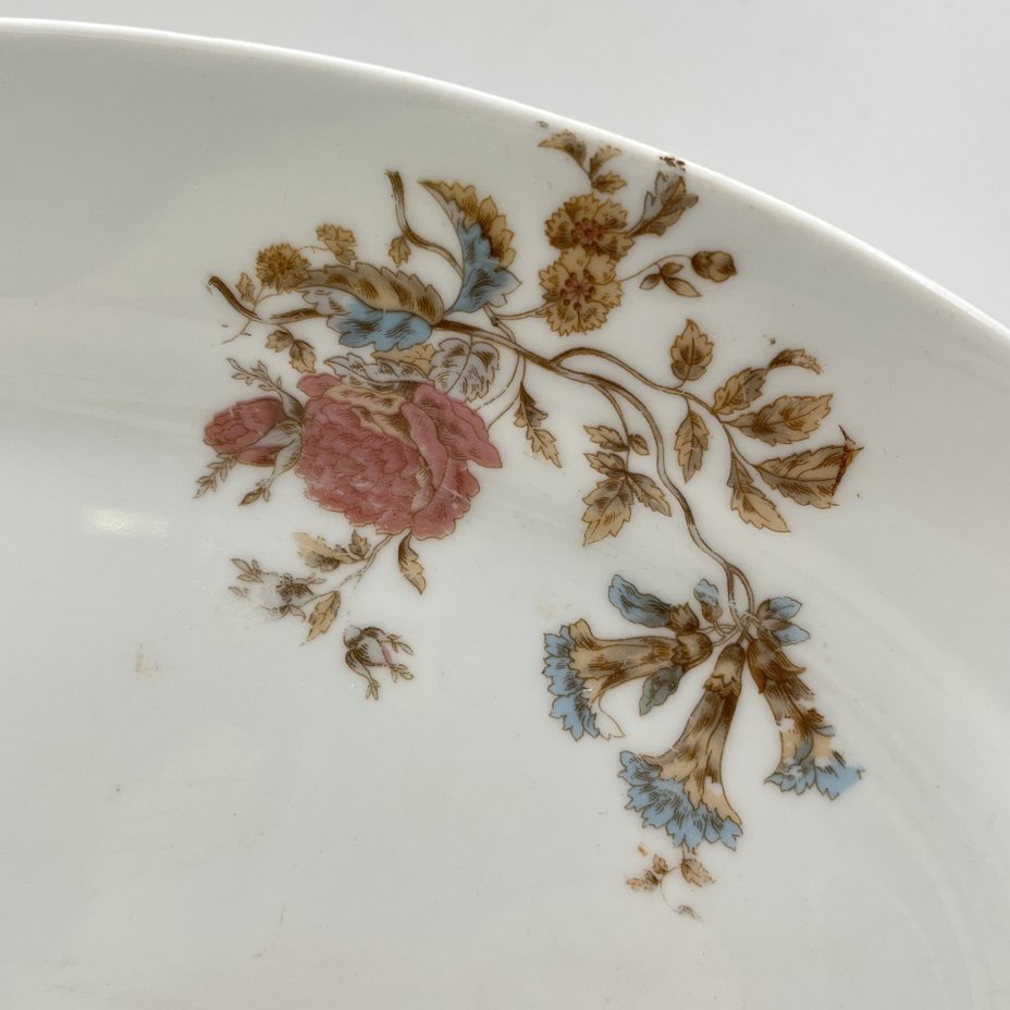 Блюдо овальной формы, декорированное изображениями цветущих васильков и роз, фарфор, деколь, Товарищество М.С. Кузнецова в Москве, Российская империя, 1890-1917 гг.