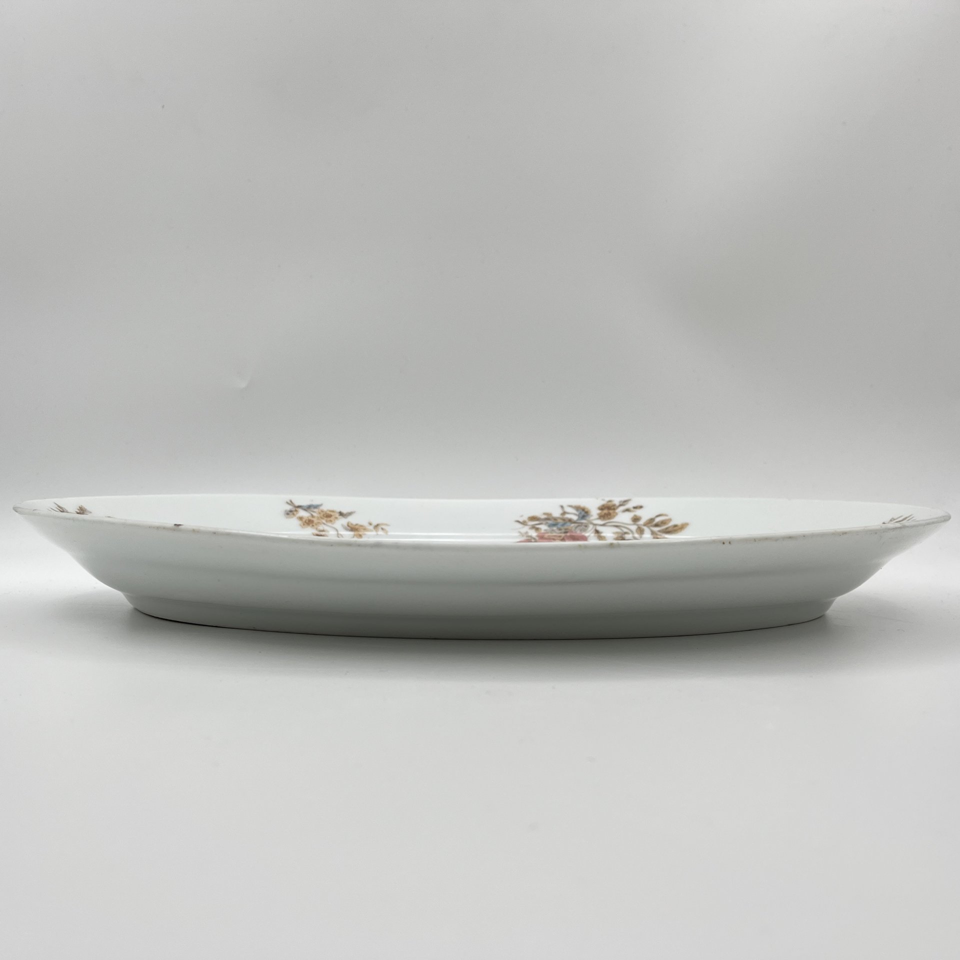 Блюдо овальной формы, декорированное изображениями цветущих васильков и роз, фарфор, деколь, Товарищество М.С. Кузнецова в Москве, Российская империя, 1890-1917 гг.