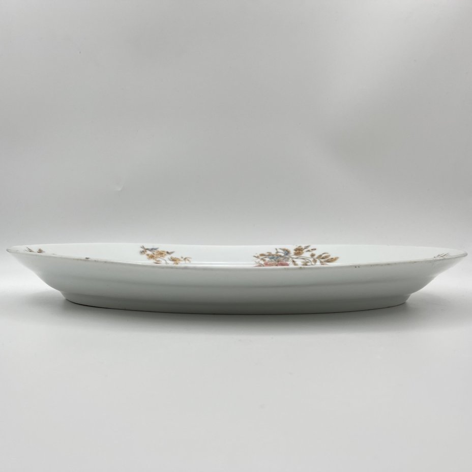 Блюдо овальной формы, декорированное изображениями цветущих васильков и роз, фарфор, деколь, Товарищество М.С. Кузнецова в Москве, Российская империя, 1890-1917 гг.