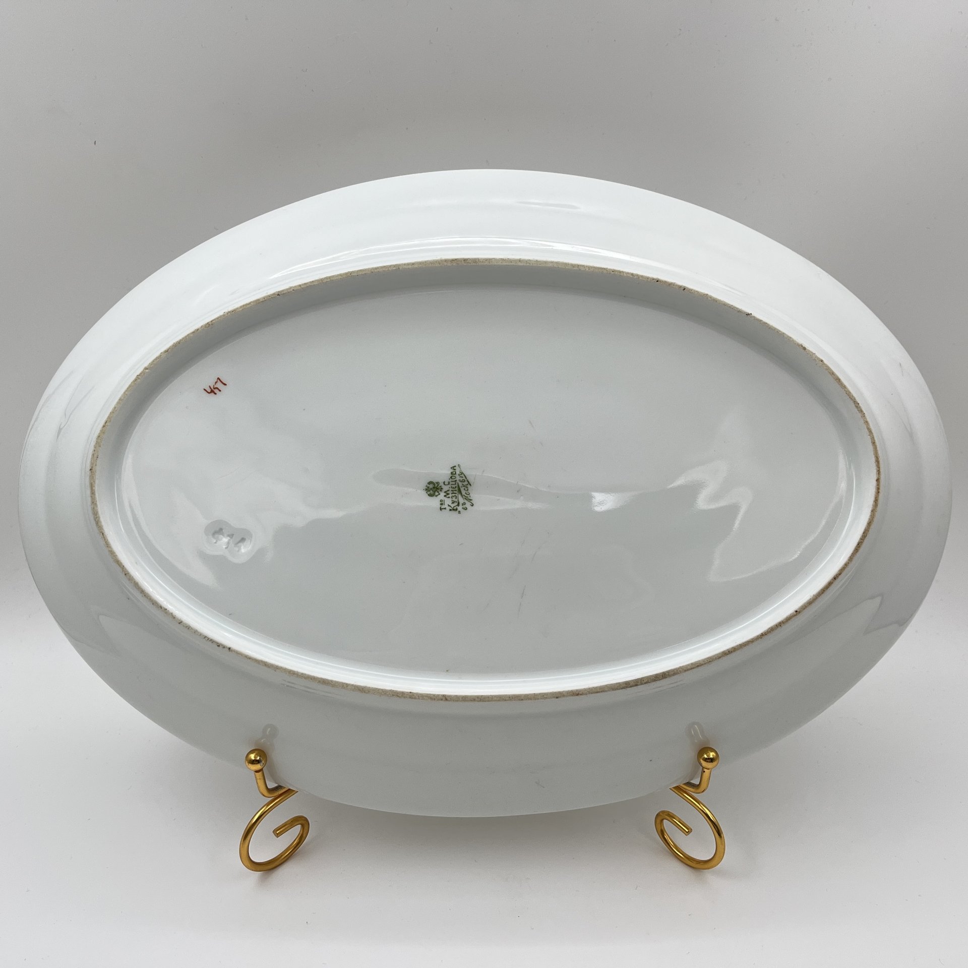 Блюдо овальной формы, декорированное изображениями цветущих васильков и роз, фарфор, деколь, Товарищество М.С. Кузнецова в Москве, Российская империя, 1890-1917 гг.