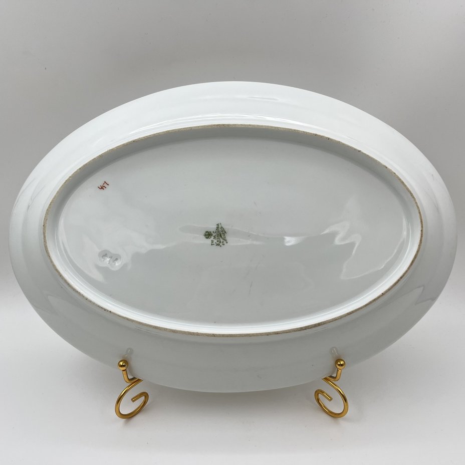 Блюдо овальной формы, декорированное изображениями цветущих васильков и роз, фарфор, деколь, Товарищество М.С. Кузнецова в Москве, Российская империя, 1890-1917 гг.