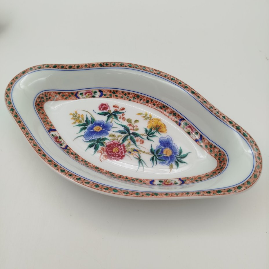 Блюдо сервировочное (салатник), украшенное старинным цветочным узором (лимитированный выпуск), фарфор, деколь, Limoges, Франция, 1970-1980 гг.