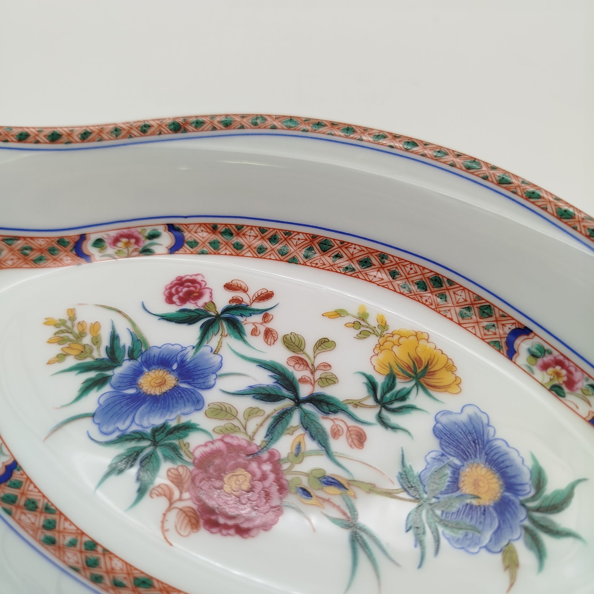 Блюдо сервировочное (салатник), украшенное старинным цветочным узором (лимитированный выпуск), фарфор, деколь, Limoges, Франция, 1970-1980 гг.