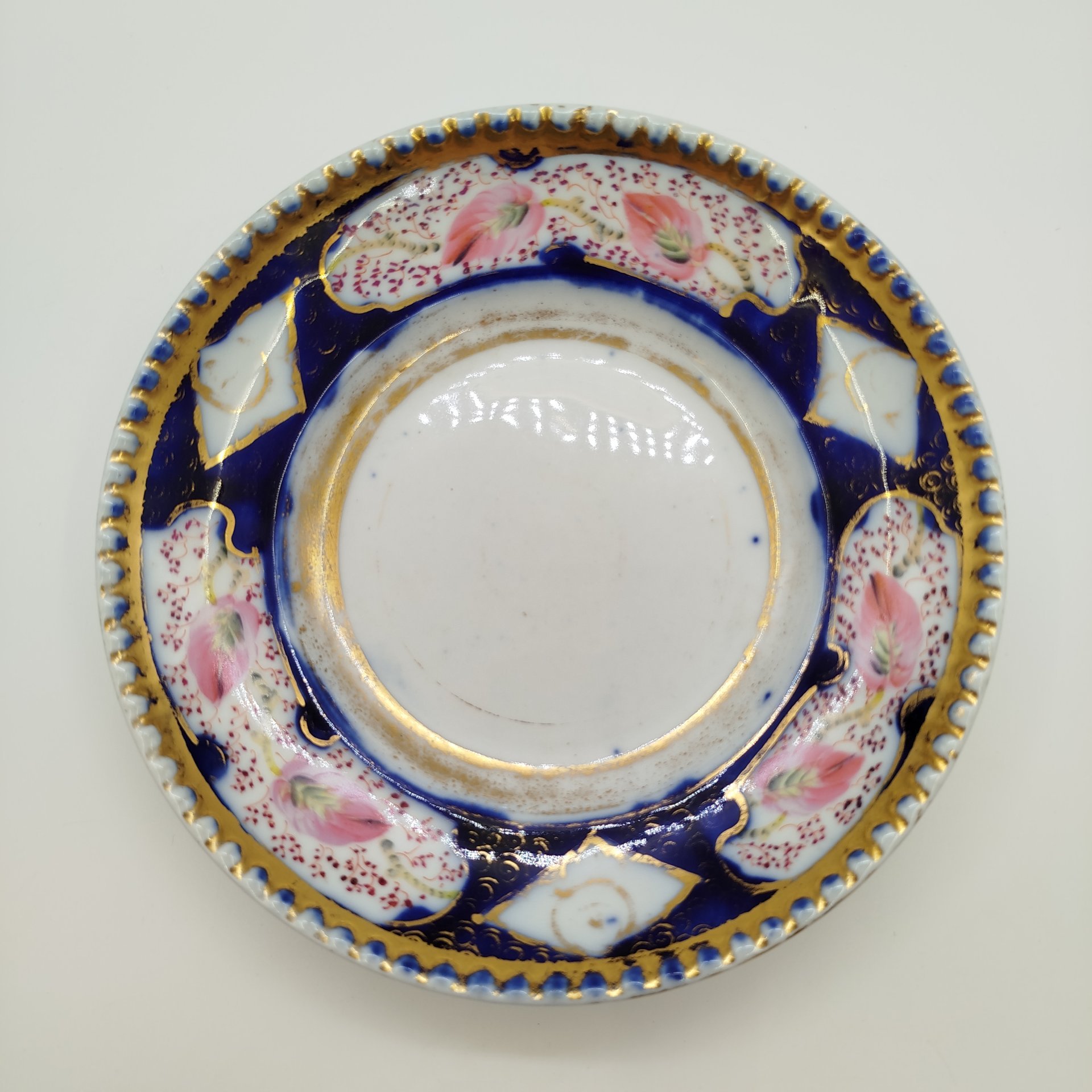 Тарелка с рельефным бортом и растительным декором на канте, фарфор, роспись, кобальт, Товарищество М.С. Кузнецова в Дулёво, Российская империя, 1891-1917 гг.