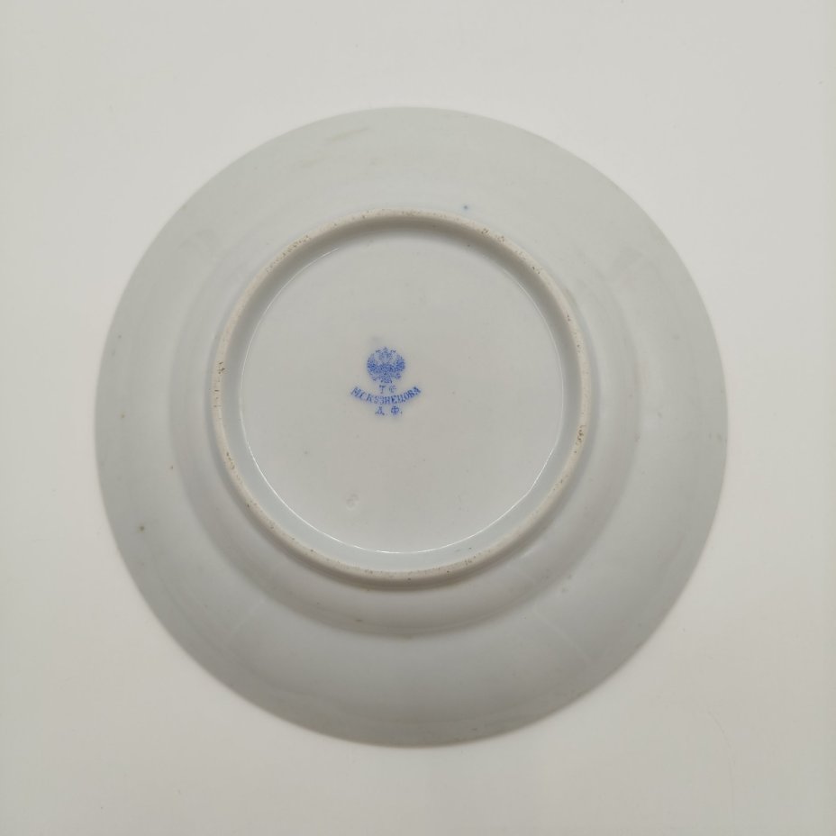 Тарелка с рельефным бортом и растительным декором на канте, фарфор, роспись, кобальт, Товарищество М.С. Кузнецова в Дулёво, Российская империя, 1891-1917 гг.