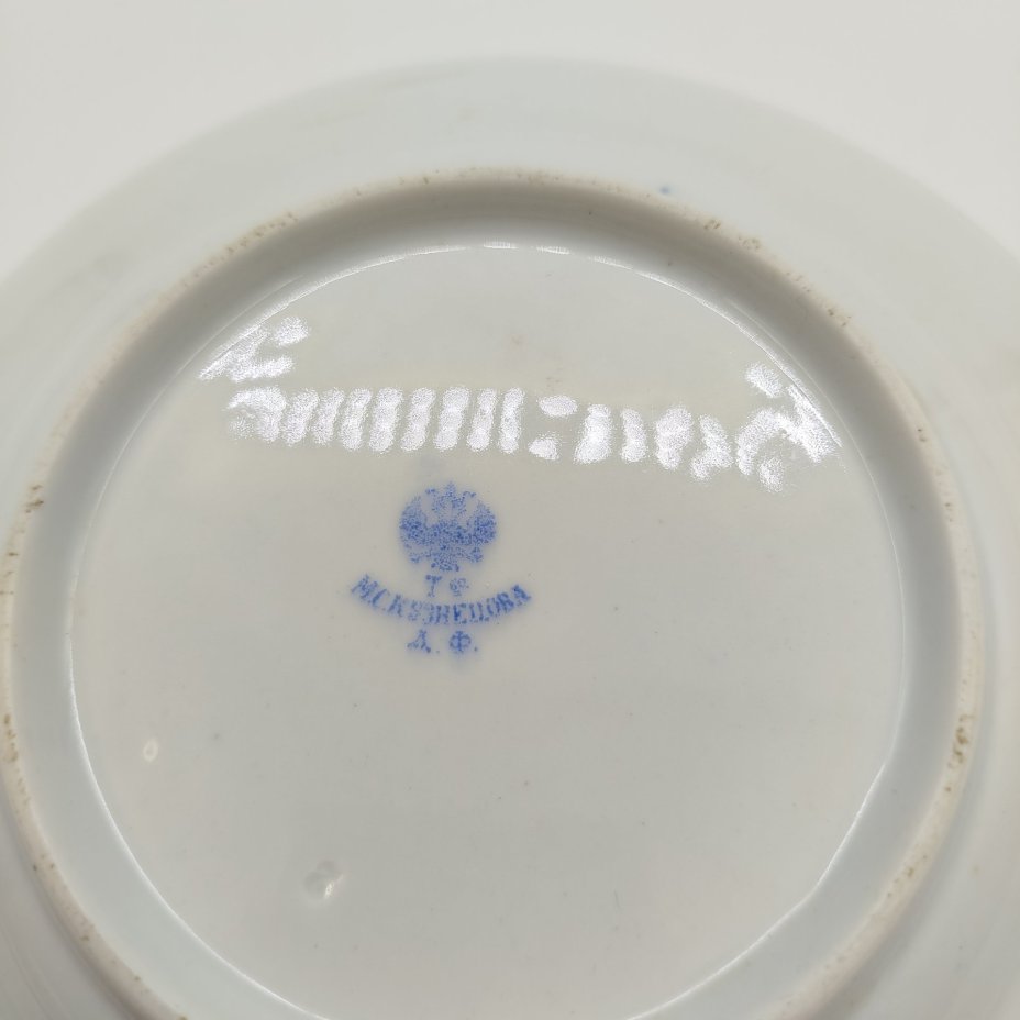 Тарелка с рельефным бортом и растительным декором на канте, фарфор, роспись, кобальт, Товарищество М.С. Кузнецова в Дулёво, Российская империя, 1891-1917 гг.