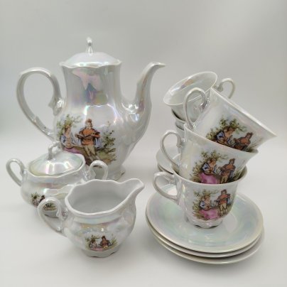 Сервиз кофейный "Галантная сцена" на 6 персон (15 предметов), фарфор, деколь, люстр, золочение, Западная Европа, 1970-1990 гг.