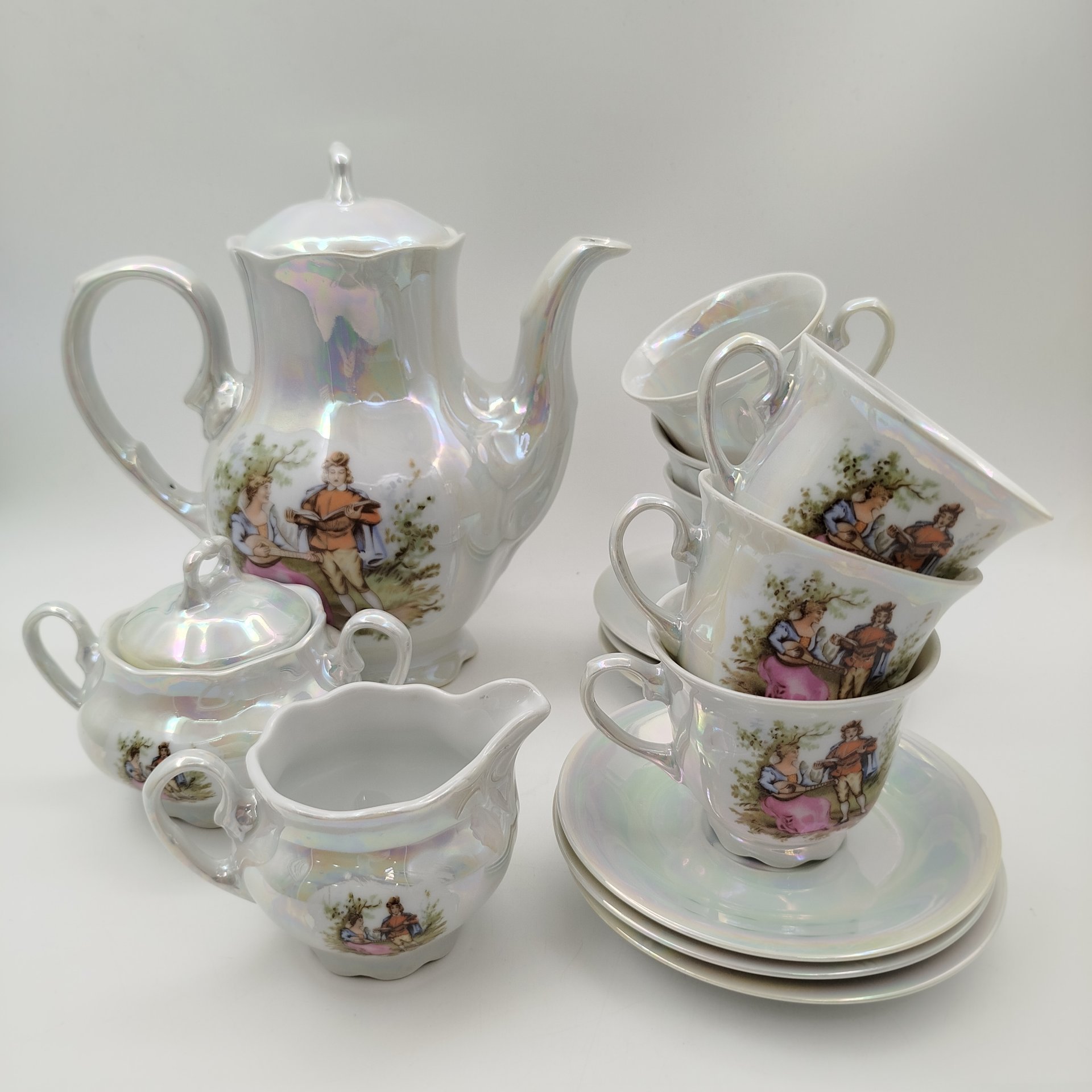 Сервиз кофейный "Галантная сцена" на 6 персон (15 предметов), фарфор, деколь, люстр, золочение, Западная Европа, 1970-1990 гг.