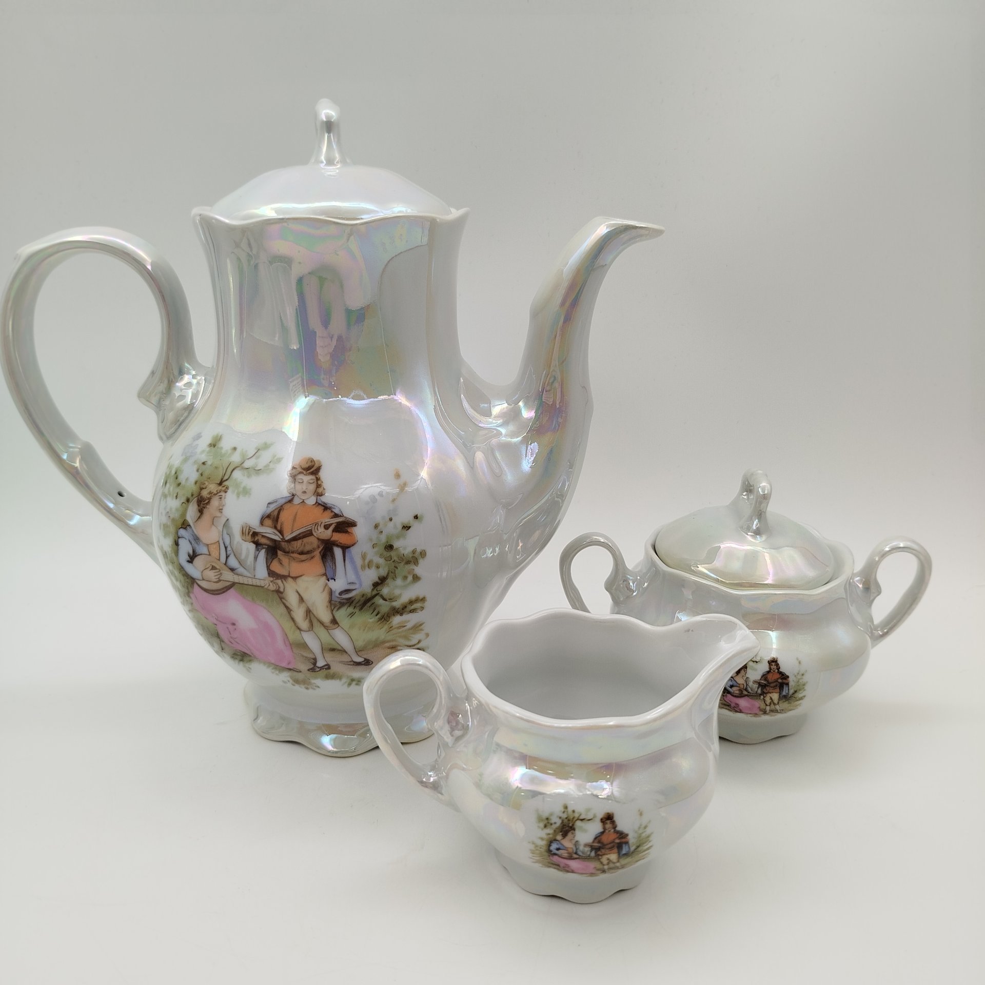 Сервиз кофейный "Галантная сцена" на 6 персон (15 предметов), фарфор, деколь, люстр, золочение, Западная Европа, 1970-1990 гг.