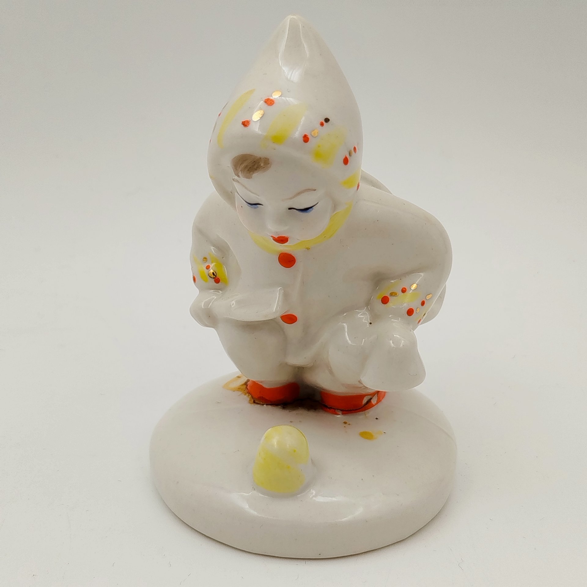Статуэтка "Куличики" ("Никитка"), скульптор Федорова Т.Л., фарфор, роспись, Ленинградский завод фарфоровых изделий (ЛЗФИ), СССР, 1956-1967 гг.