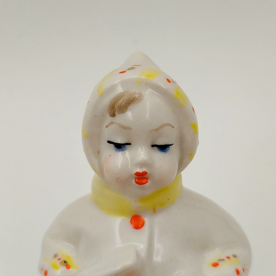 Статуэтка "Куличики" ("Никитка"), скульптор Федорова Т.Л., фарфор, роспись, Ленинградский завод фарфоровых изделий (ЛЗФИ), СССР, 1956-1967 гг.