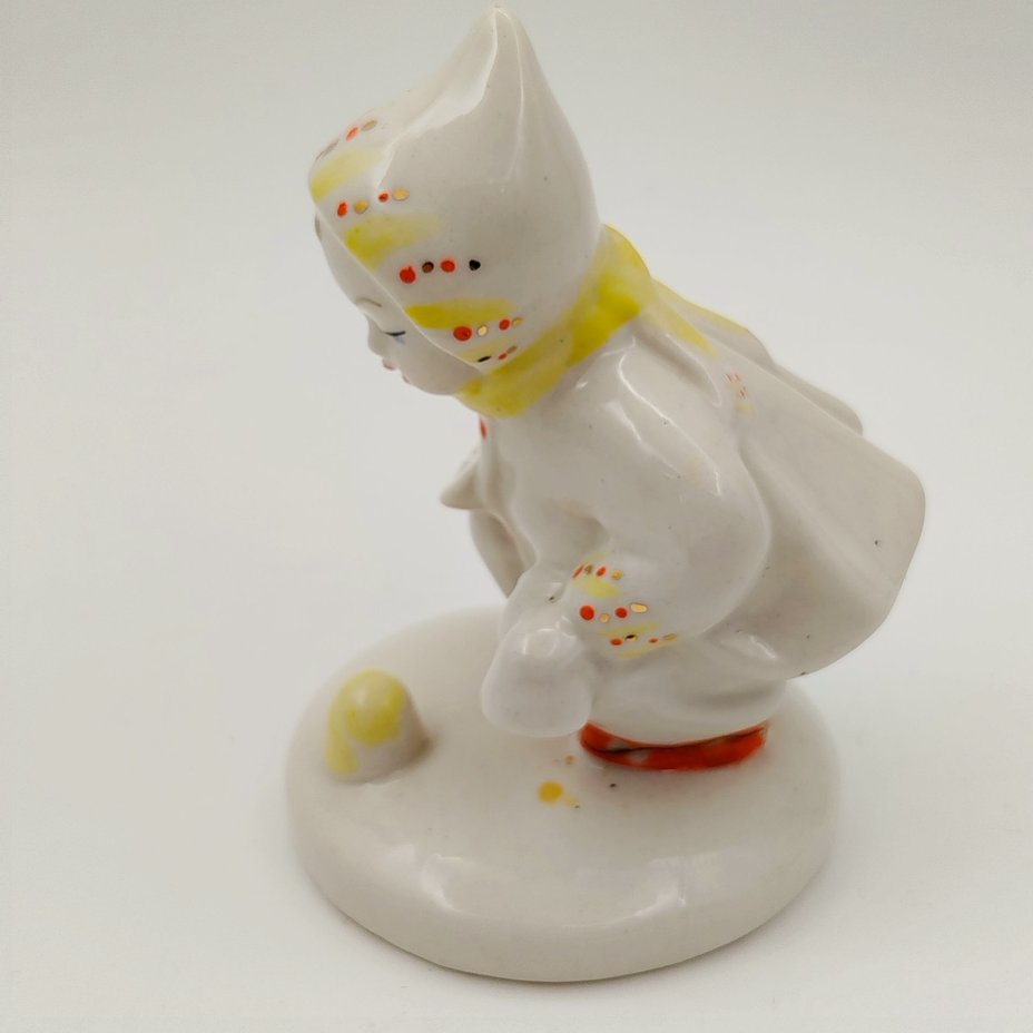 Статуэтка "Куличики" ("Никитка"), скульптор Федорова Т.Л., фарфор, роспись, Ленинградский завод фарфоровых изделий (ЛЗФИ), СССР, 1956-1967 гг.
