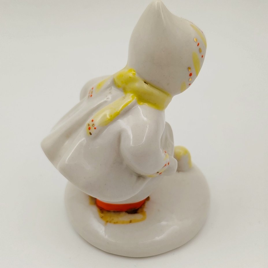 Статуэтка "Куличики" ("Никитка"), скульптор Федорова Т.Л., фарфор, роспись, Ленинградский завод фарфоровых изделий (ЛЗФИ), СССР, 1956-1967 гг.