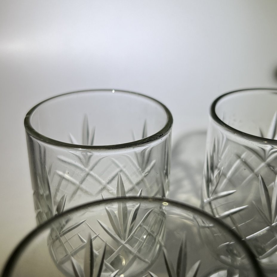 Набор из 4 рюмок с резным геометрическим декором