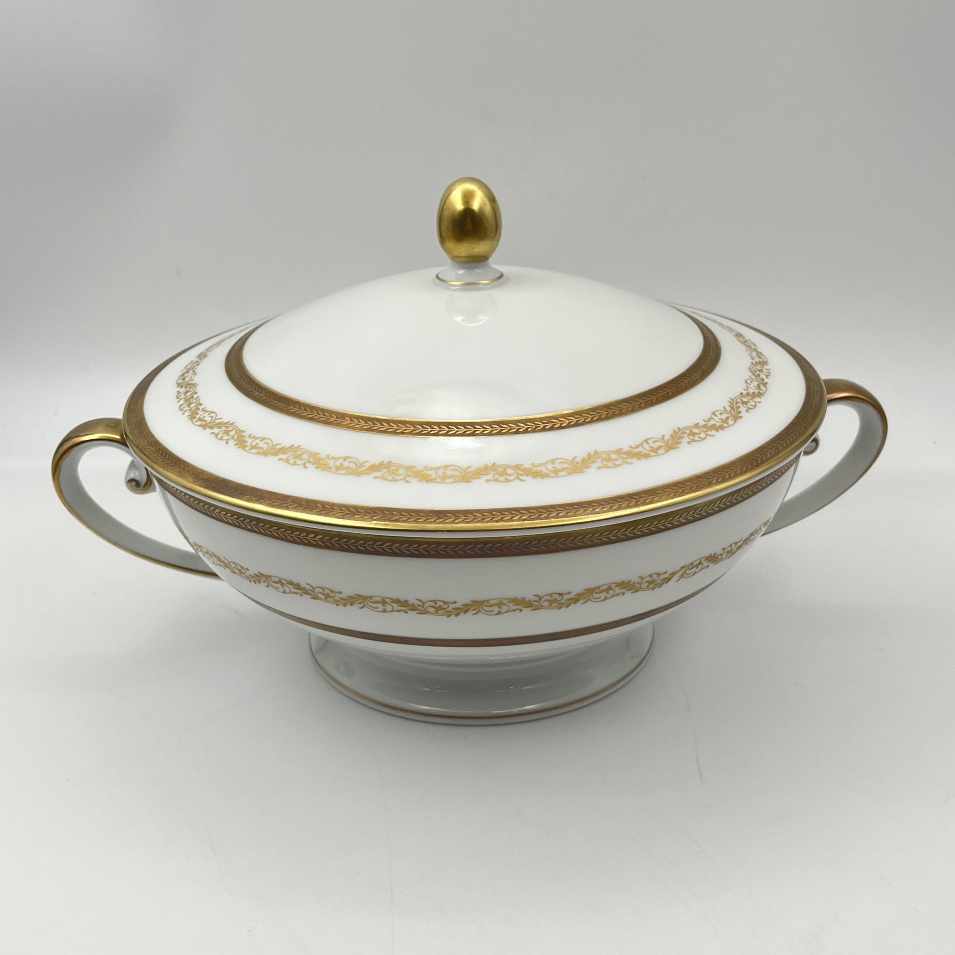 Супница/терина для горячих блюд с растительным декором, серия "Charleroi-Bruxelles", фарфор, золочение, Tirschenreuth, Германия, 1969-1990 гг.