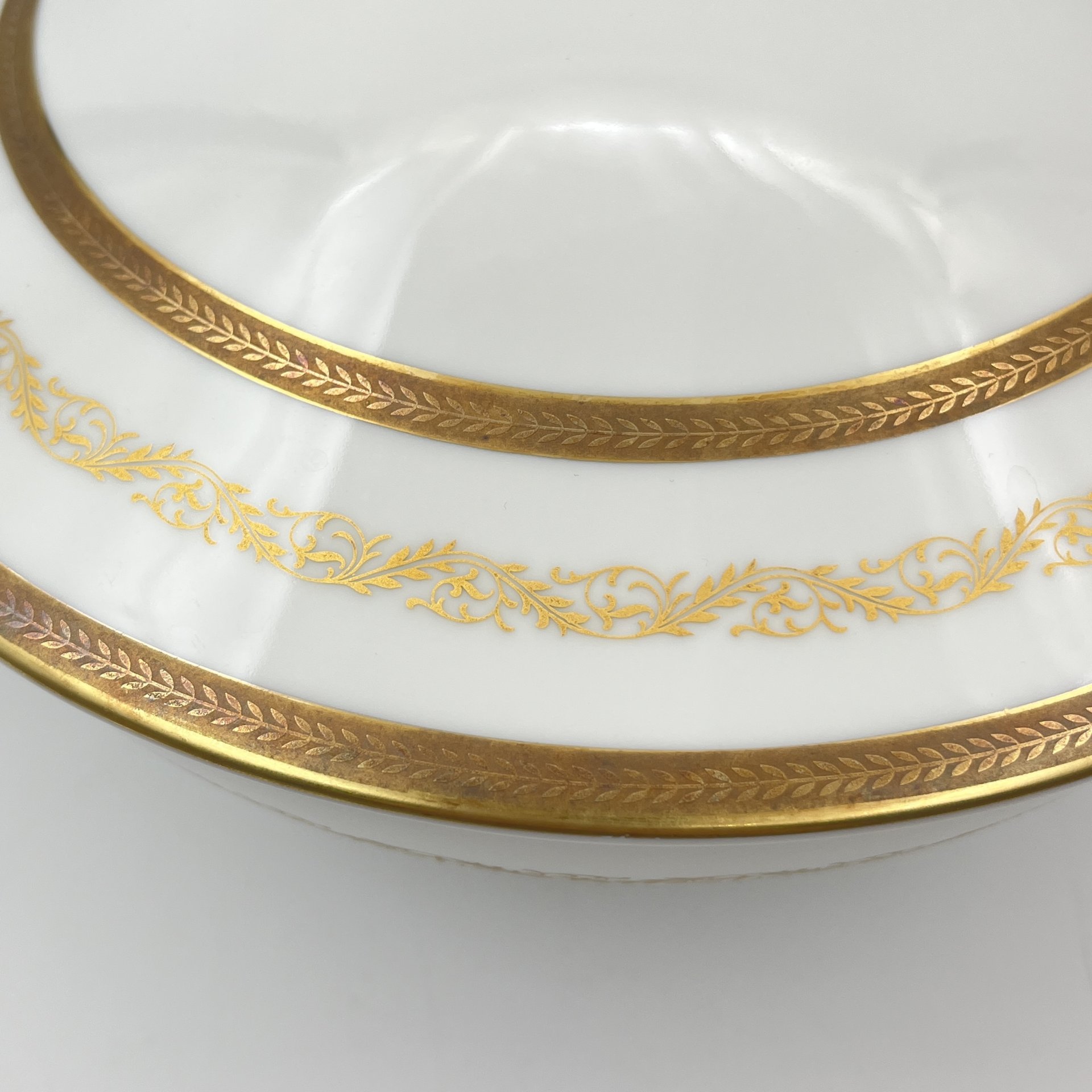 Супница/терина для горячих блюд с растительным декором, серия "Charleroi-Bruxelles", фарфор, золочение, Tirschenreuth, Германия, 1969-1990 гг.