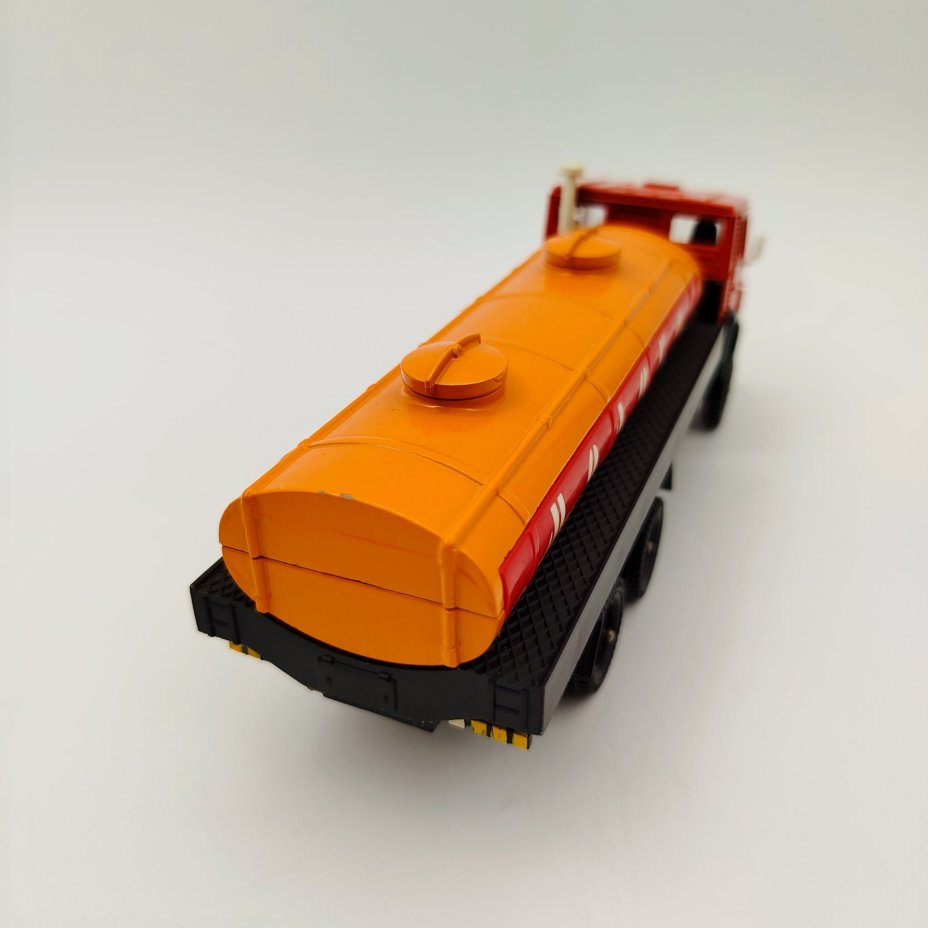 Автомобиль коллекционный "Камаз 53212. Молоковоз"