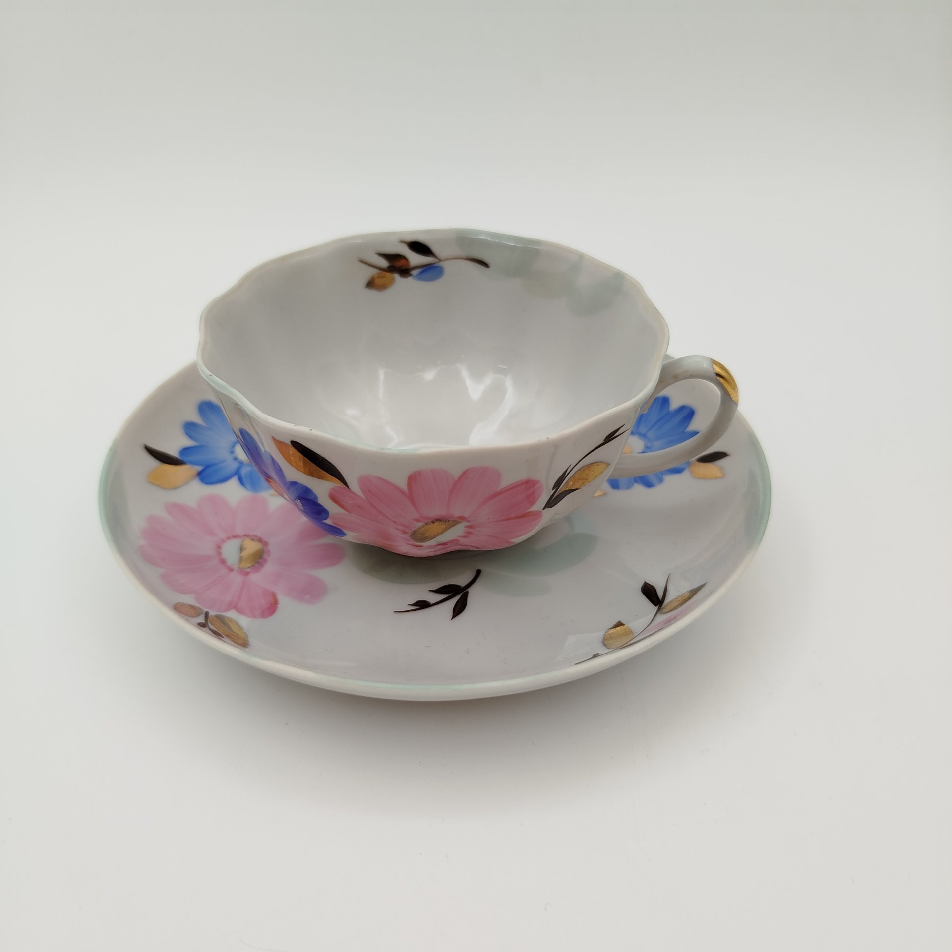 Пара чайная с цветочным декором в виде астр, фарфор, роспись, золочение, Дулевский фарфоровый завод (Дулёво), СССР, 1968-1991 гг.