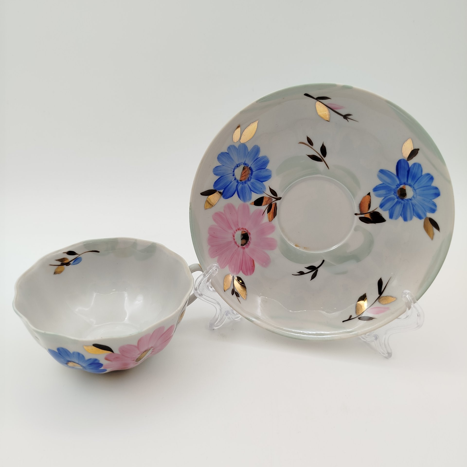 Пара чайная с цветочным декором в виде астр, фарфор, роспись, золочение, Дулевский фарфоровый завод (Дулёво), СССР, 1968-1991 гг.