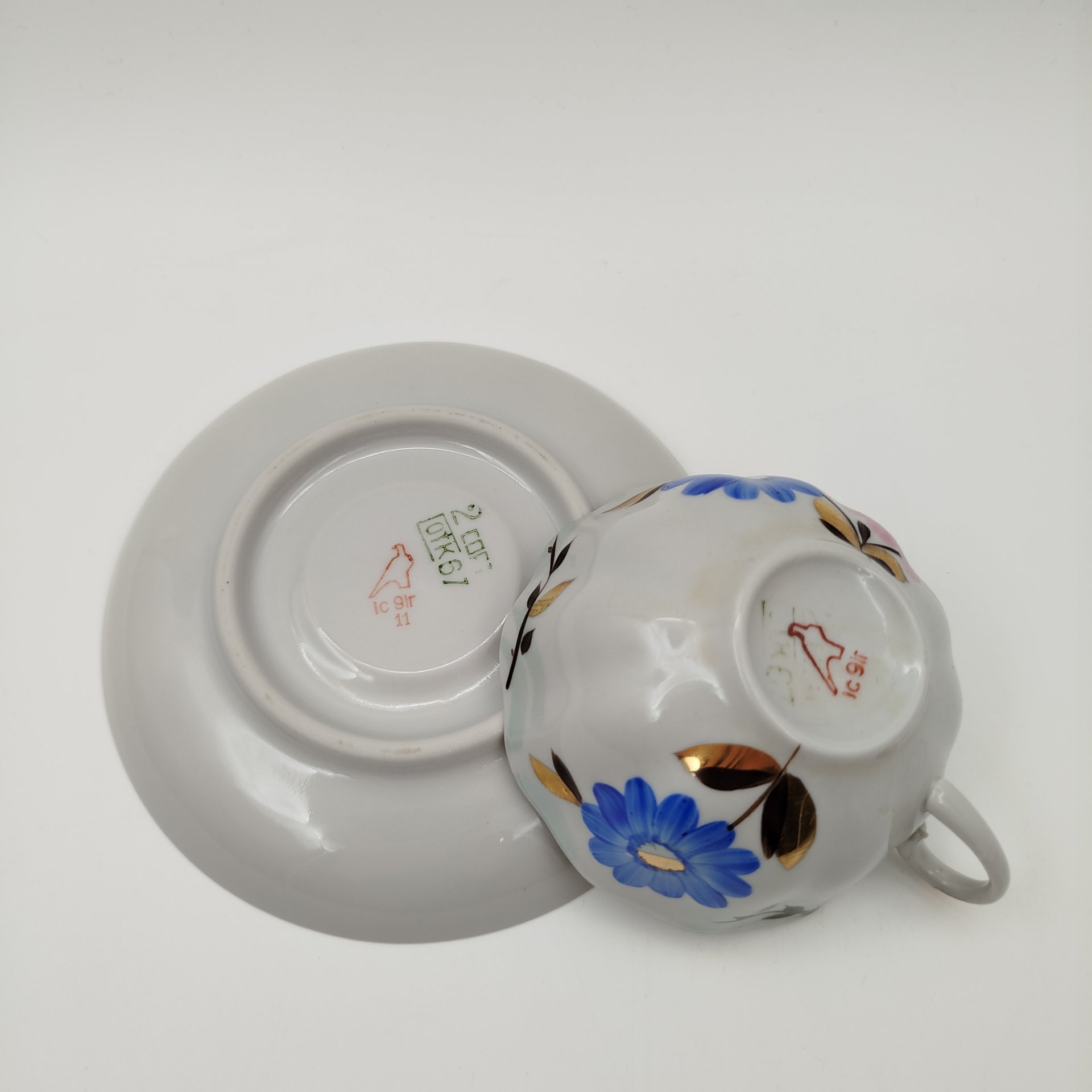Пара чайная с цветочным декором в виде астр, фарфор, роспись, золочение, Дулевский фарфоровый завод (Дулёво), СССР, 1968-1991 гг.