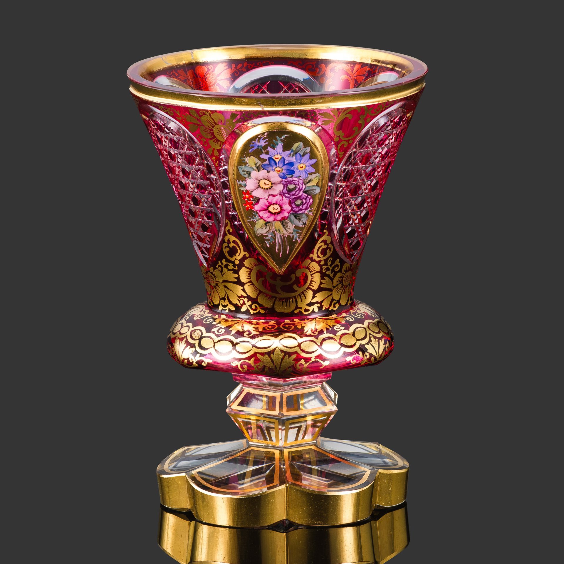 Ваза в форме кратер с рубиновым надцветом, декорированная цветочными розетками, резным орнаментом и флоральными мотивами золотистого цвета, хрусталь, надцвет, резьба, роспись, золочение, Богемия, 1890-1920 гг.