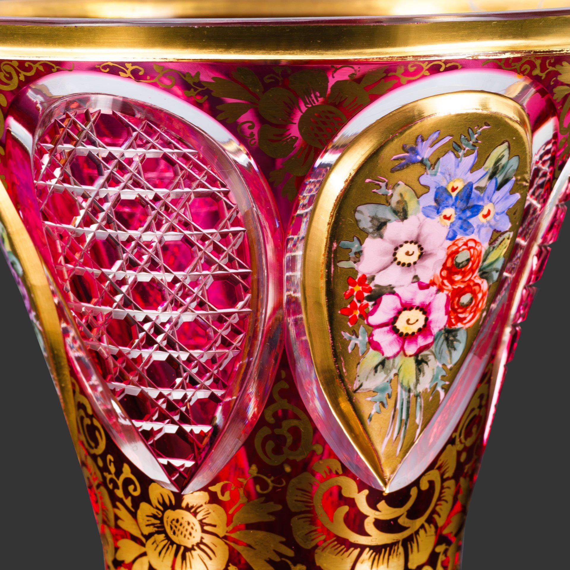 Ваза в форме кратер с рубиновым надцветом, декорированная цветочными розетками, резным орнаментом и флоральными мотивами золотистого цвета, хрусталь, надцвет, резьба, роспись, золочение, Богемия, 1890-1920 гг.