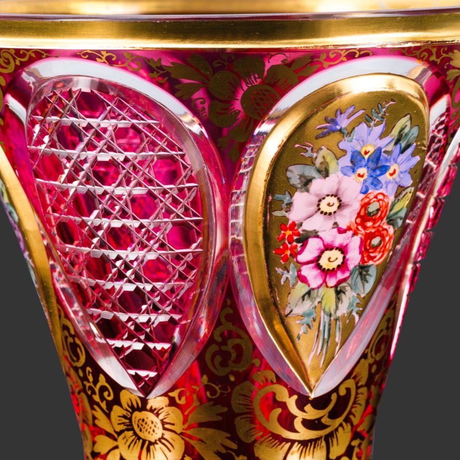 Ваза в форме кратер с рубиновым надцветом, декорированная цветочными розетками, резным орнаментом и флоральными мотивами золотистого цвета, хрусталь, надцвет, резьба, роспись, золочение, Богемия, 1890-1920 гг.