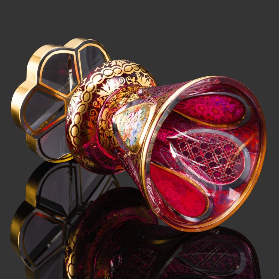 Ваза в форме кратер с рубиновым надцветом, декорированная цветочными розетками, резным орнаментом и флоральными мотивами золотистого цвета, хрусталь, надцвет, резьба, роспись, золочение, Богемия, 1890-1920 гг.