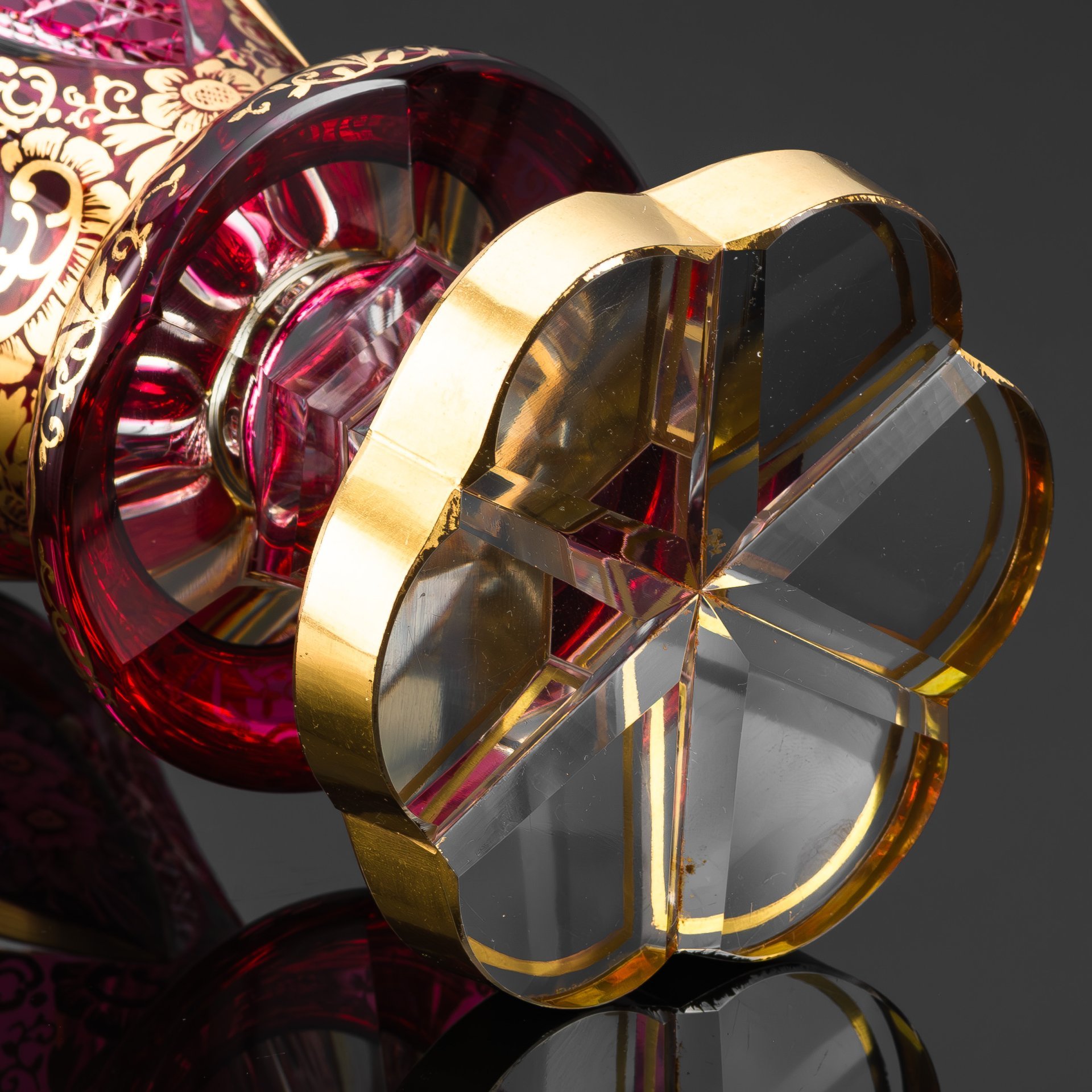 Ваза в форме кратер с рубиновым надцветом, декорированная цветочными розетками, резным орнаментом и флоральными мотивами золотистого цвета, хрусталь, надцвет, резьба, роспись, золочение, Богемия, 1890-1920 гг.