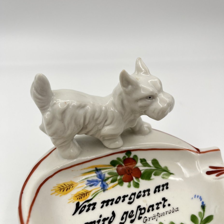 Пепельница с цветочным декором и статуэткой терьера, надпись "Мon morgen an wird gespart. Gräfenroda", мануфактура CW & Co. Deesbach, фарфор, роспись, Западная Европа, 1960-1980 гг.