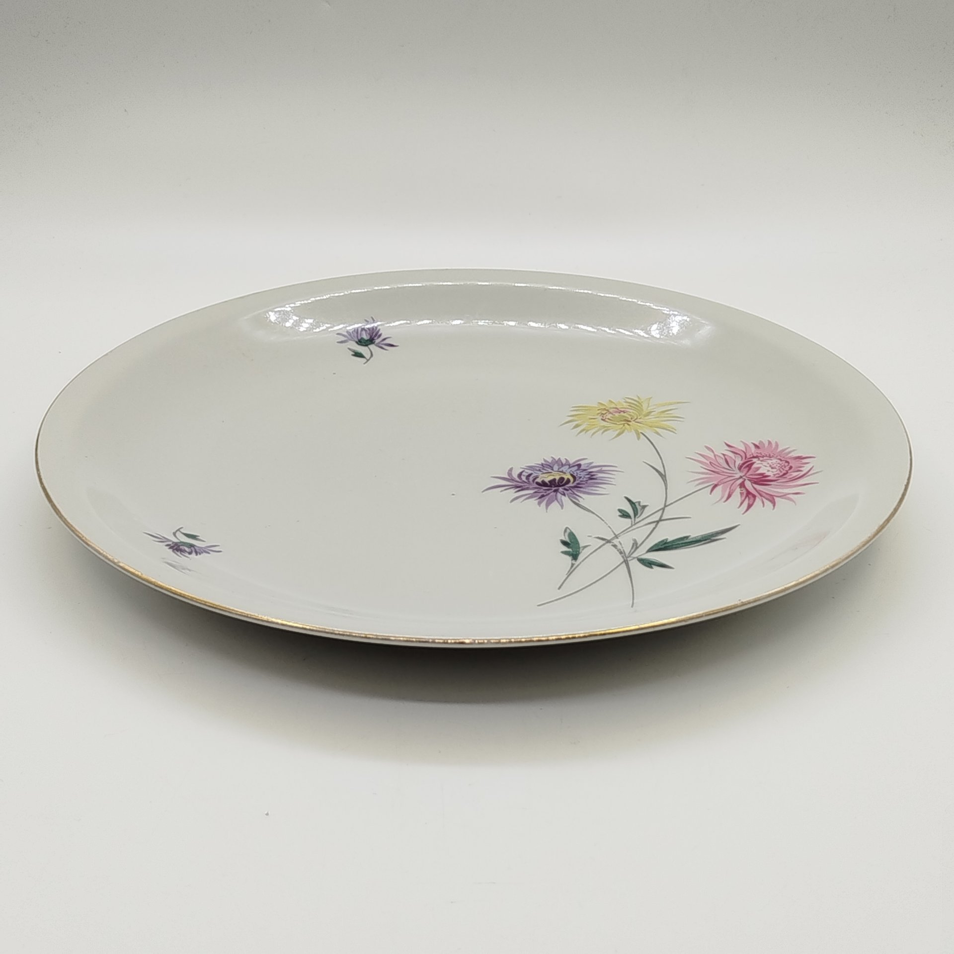 Блюдо сервировочное круглой формы с цветочным декором