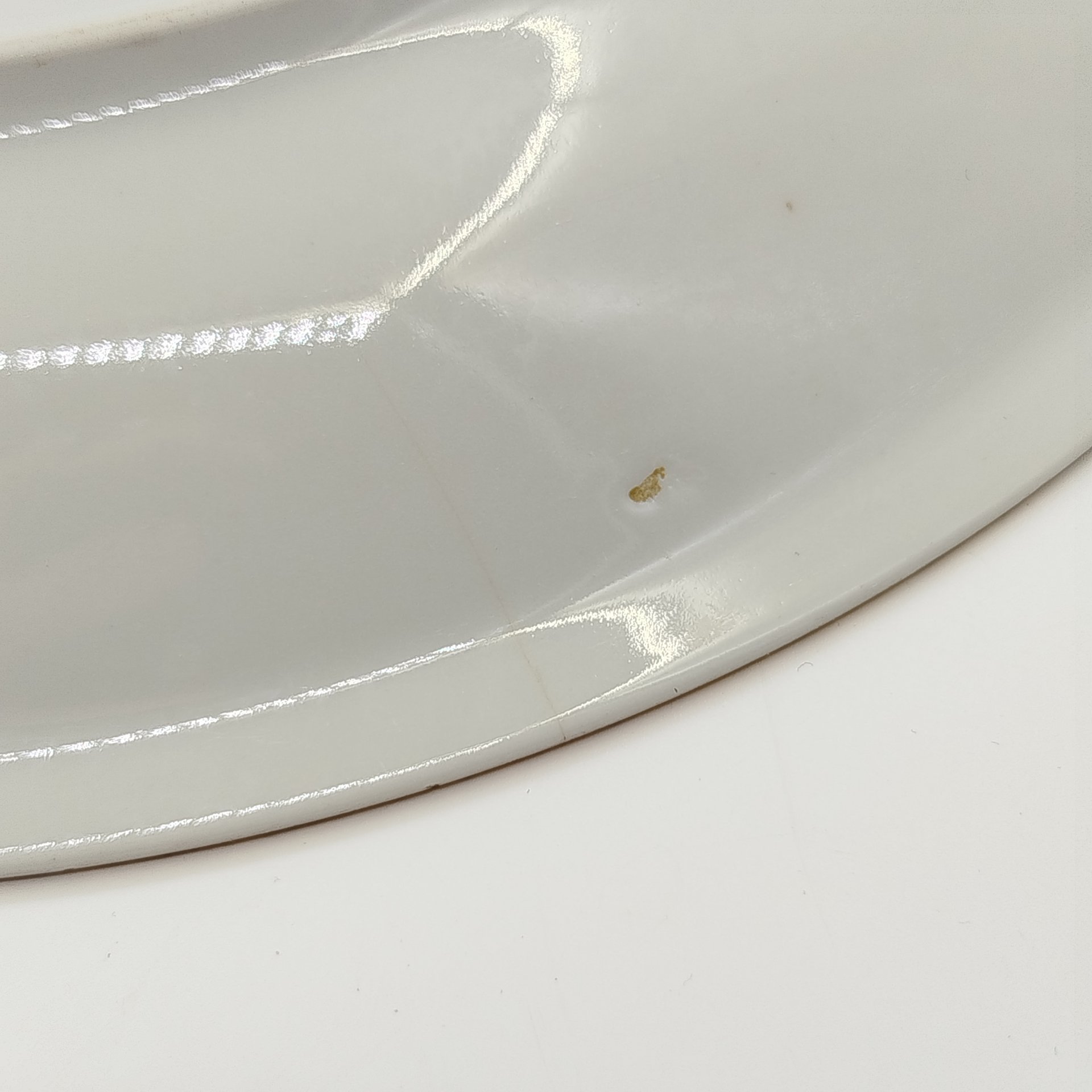 Блюдо сервировочное круглой формы с цветочным декором