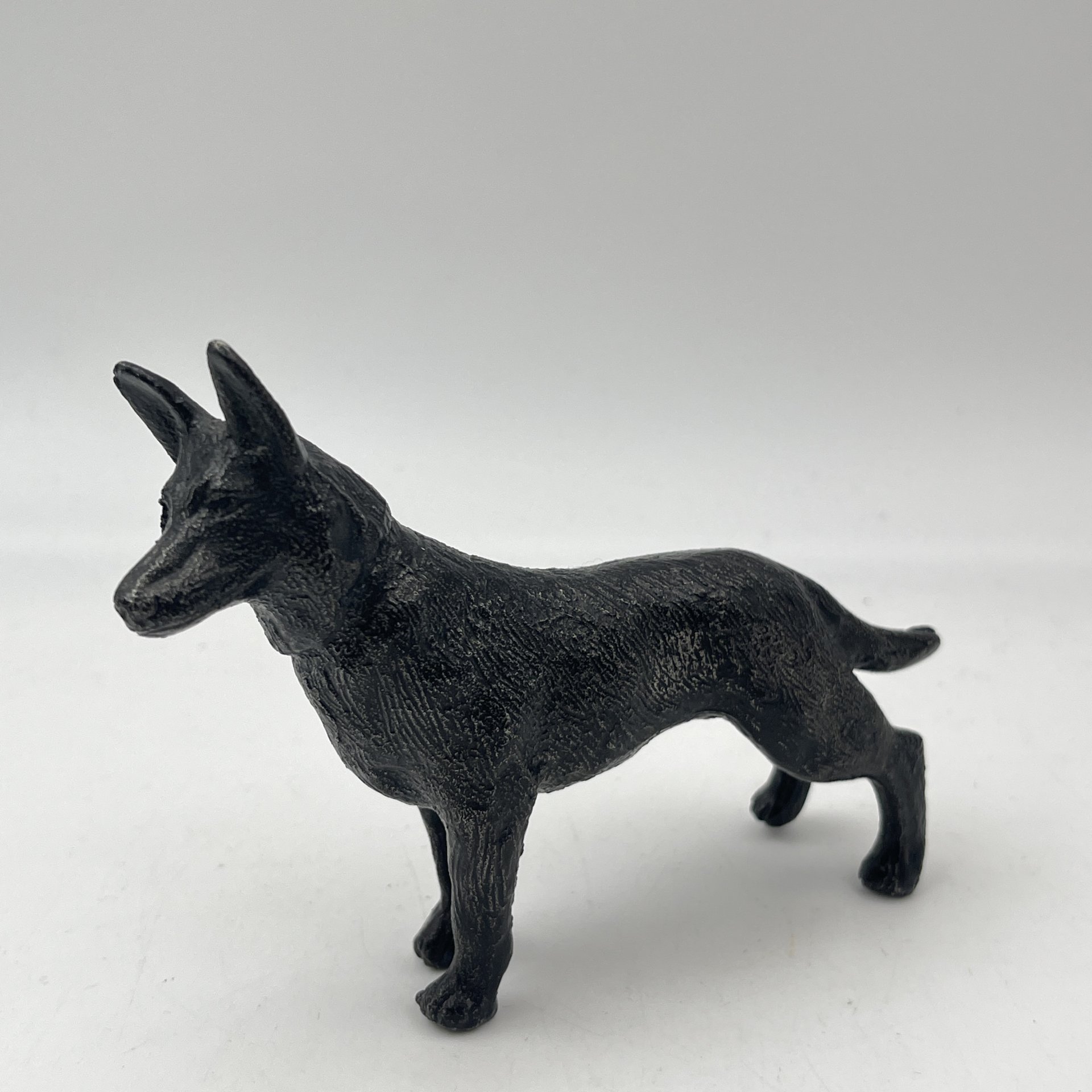 Статуэтка "Овчарка", чугун, крашение, Российская Федерация, 1990-2000 гг.