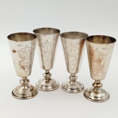 Набор рюмок "30 лет Октября" с изображением Кремля на 4 персоны, металл, гравировка, СССР, 1947 г.