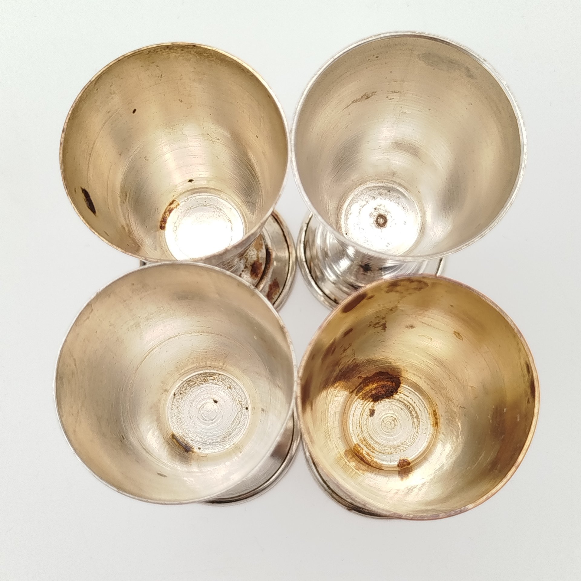 Набор рюмок "30 лет Октября" с изображением Кремля на 4 персоны, металл, гравировка, СССР, 1947 г.