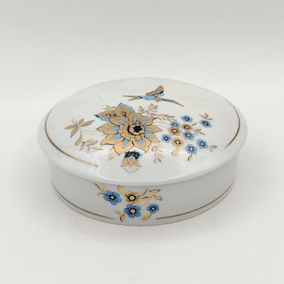 Шкатулка (бонбоньерка), украшенная нежным цветочным декором, фарфор, деколь, золочение, Limoges, Франция, 1960-1990 гг., Limoges