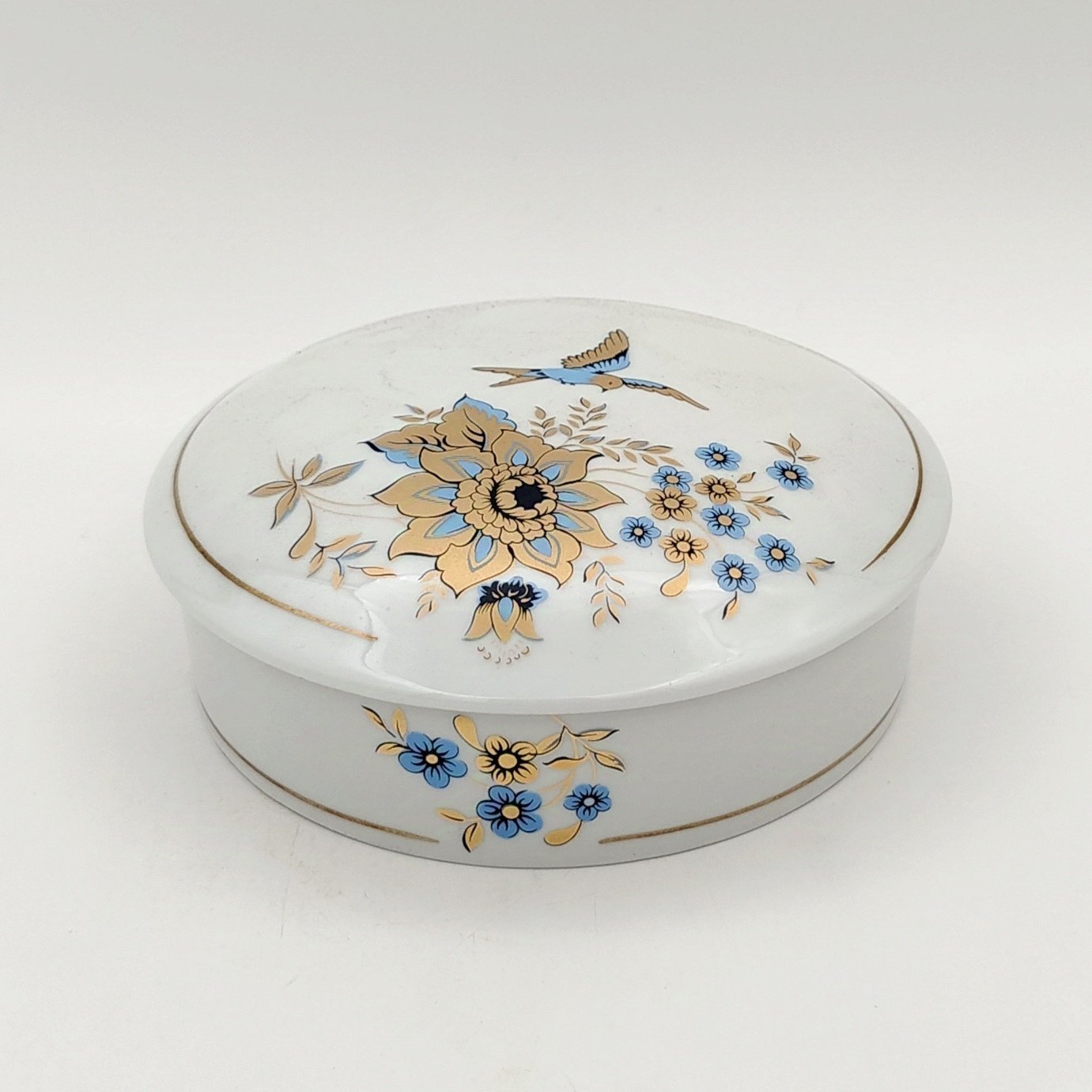 Шкатулка (бонбоньерка), украшенная нежным цветочным декором, фарфор, деколь, золочение, Limoges, Франция, 1960-1990 гг., Limoges