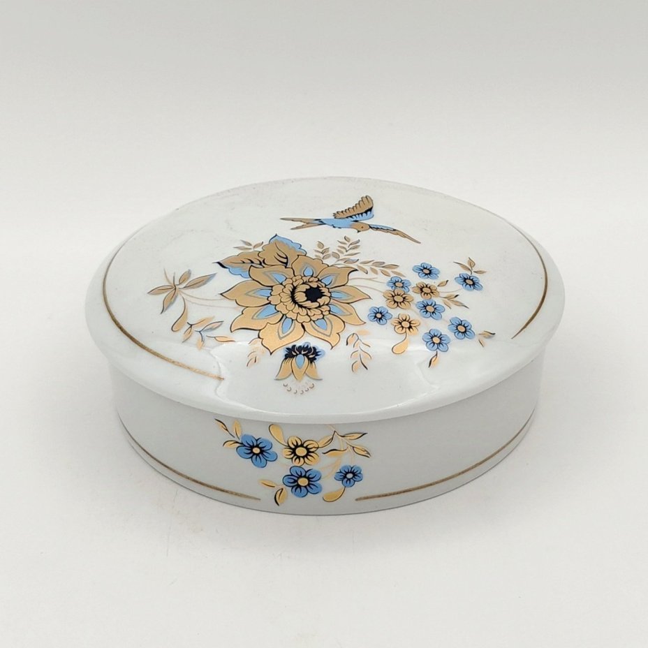 Шкатулка (бонбоньерка), украшенная нежным цветочным декором, фарфор, деколь, золочение, Limoges, Франция, 1960-1990 гг., Limoges