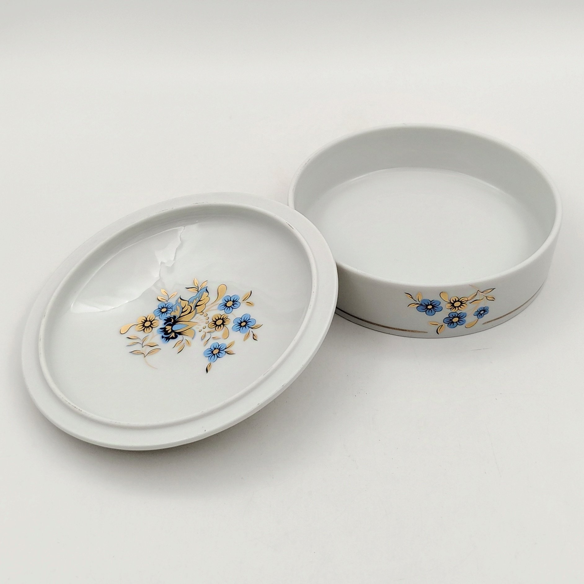 Шкатулка (бонбоньерка), украшенная нежным цветочным декором, фарфор, деколь, золочение, Limoges, Франция, 1960-1990 гг., Limoges