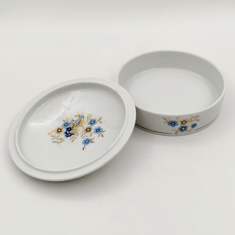 Шкатулка (бонбоньерка), украшенная нежным цветочным декором, фарфор, деколь, золочение, Limoges, Франция, 1960-1990 гг., Limoges