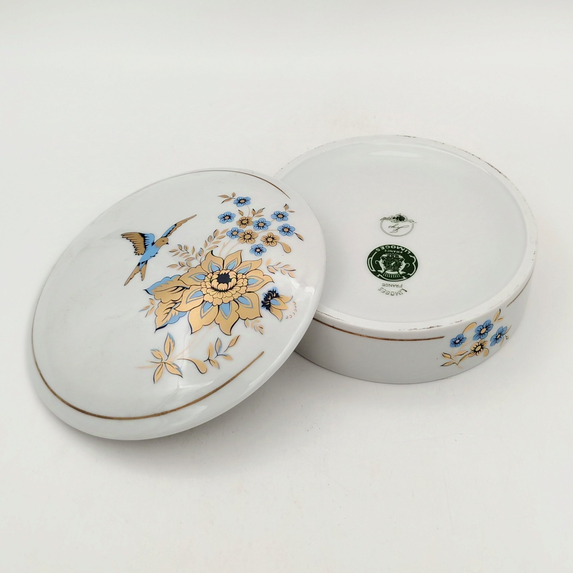 Шкатулка (бонбоньерка), украшенная нежным цветочным декором, фарфор, деколь, золочение, Limoges, Франция, 1960-1990 гг., Limoges