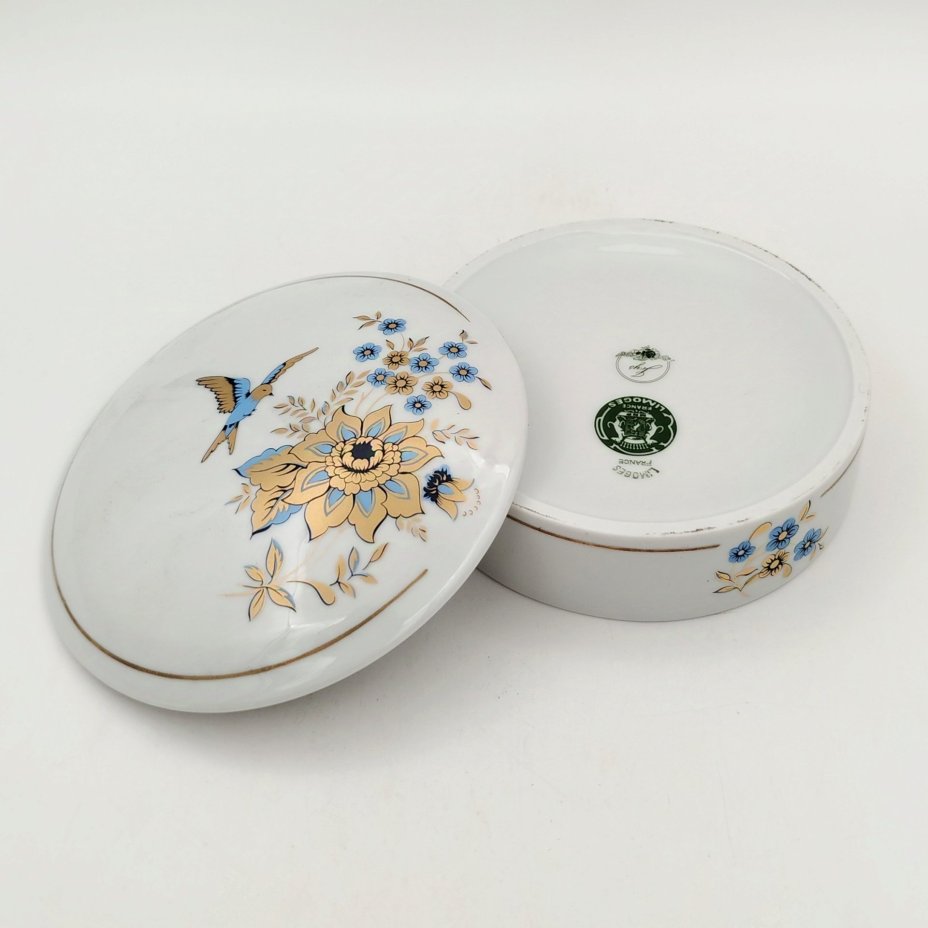 Шкатулка (бонбоньерка), украшенная нежным цветочным декором, фарфор, деколь, золочение, Limoges, Франция, 1960-1990 гг., Limoges