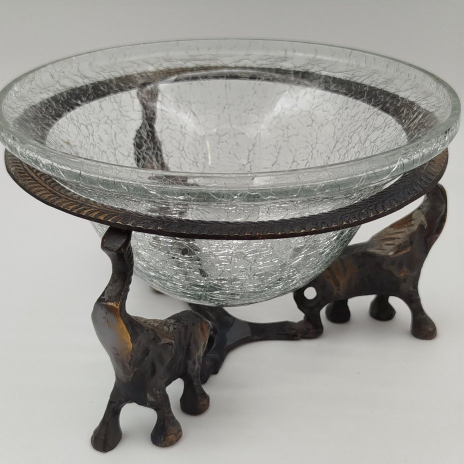 Конфетница в виде чаши с эффектом кракле на основании с фигурами слонов