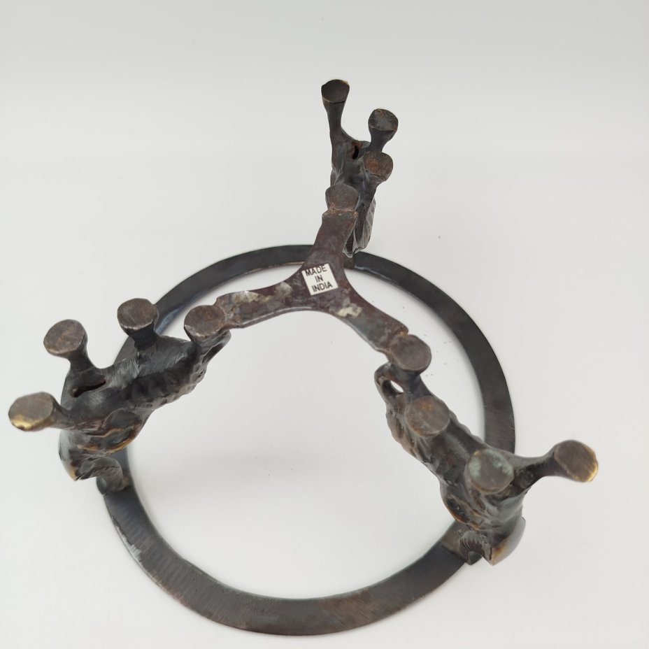 Конфетница в виде чаши с эффектом кракле на основании с фигурами слонов