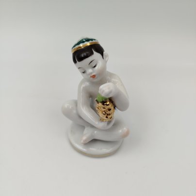 Статуэтка "Мальчик с виноградом" из серии "Счастливое детство", скульптор Г.С. Столбова, художник Е.Н. Лупанова, фарфор, роспись, золочение, Ленинградский фарфоровый завод (ЛФЗ), СССР, 1950-1960 гг.