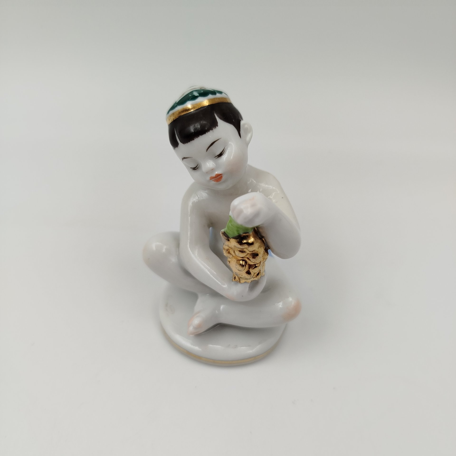 Статуэтка "Мальчик с виноградом" из серии "Счастливое детство", скульптор Г.С. Столбова, художник Е.Н. Лупанова, фарфор, роспись, золочение, Ленинградский фарфоровый завод (ЛФЗ), СССР, 1950-1960 гг.