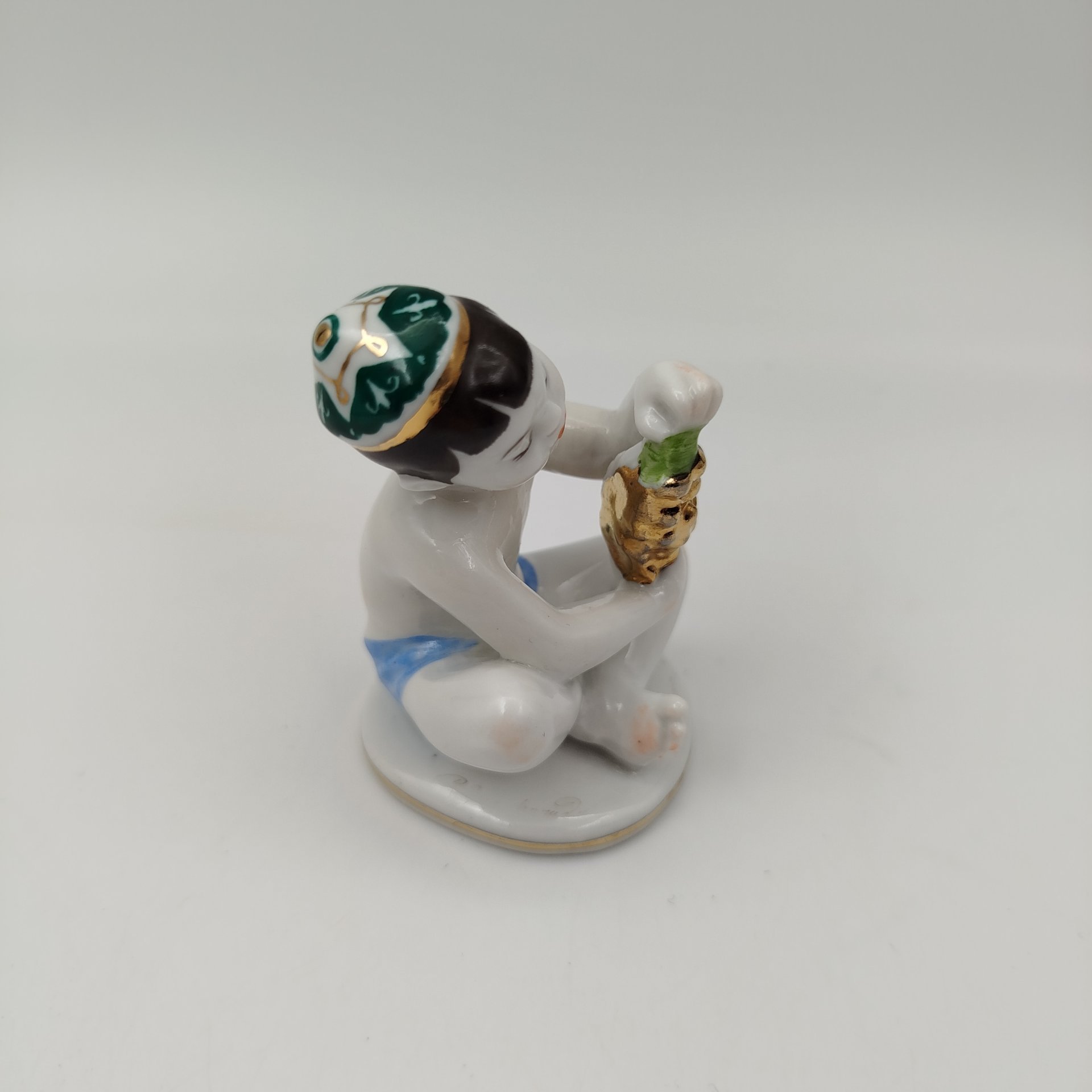 Статуэтка "Мальчик с виноградом" из серии "Счастливое детство", скульптор Г.С. Столбова, художник Е.Н. Лупанова, фарфор, роспись, золочение, Ленинградский фарфоровый завод (ЛФЗ), СССР, 1950-1960 гг.