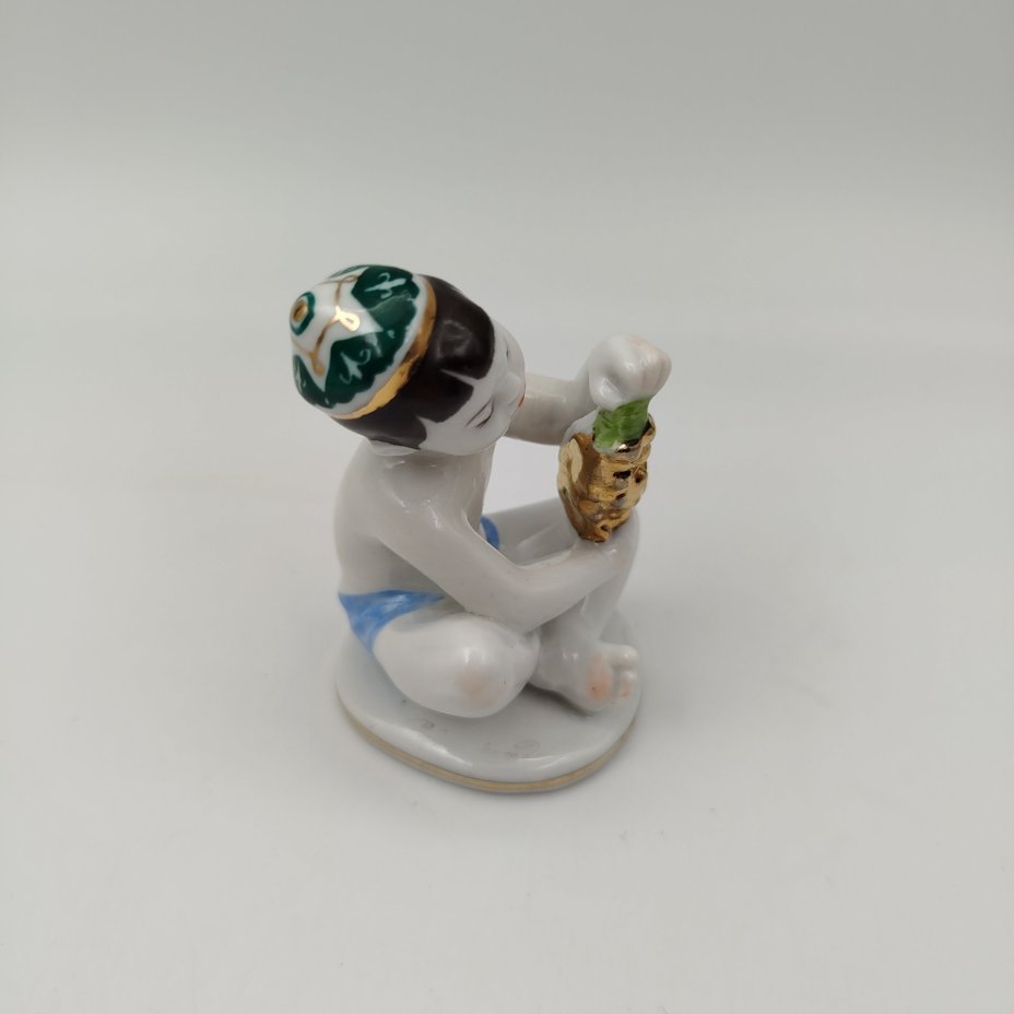 Статуэтка "Мальчик с виноградом" из серии "Счастливое детство", скульптор Г.С. Столбова, художник Е.Н. Лупанова, фарфор, роспись, золочение, Ленинградский фарфоровый завод (ЛФЗ), СССР, 1950-1960 гг.